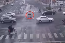 Đáng sợ cảnh bỏ mặc người bị tai nạn nằm chờ chết giữa đường