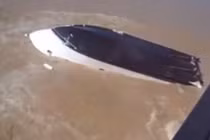 Du thuyền triệu đô rơi khỏi dây cáp chìm xuống nước