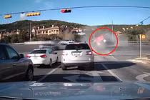 Xe tải điên vượt đèn đỏ tông nát xe con