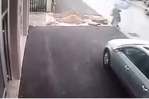 Hãi hùng cảnh cụ bà thụt chân rơi xuống hố