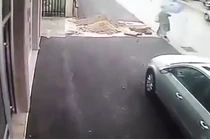 Hãi hùng cảnh cụ bà thụt chân rơi xuống hố