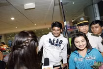 Fan la hét đón “chồng cô dâu 8 tuổi” đến Việt Nam