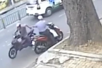 Bất lực nhìn tên cướp điện thoại tẩu thoát ngay giữa phố
