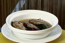 Cách nấu canh cá diếc ngải cứu giúp phục hồi sức khỏe