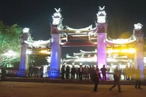 Hết hồn với bia đá tiếng Anh...có dấu ở đền Trần