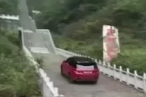 Video: Kinh ngạc ô tô leo vèo vèo 999 bậc thang dốc