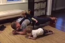 Clip 3 bố và con tập thể dục siêu đáng yêu