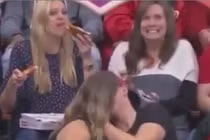 Clip: Phản ứng của người cô đơn khi thấy cặp đôi hôn nhau