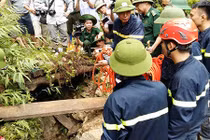 Vụ 3 phu vàng mắc kẹt: Đã đưa được 1 người lên