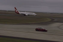Nghẹt thở xem xe sang Tesla đua tốc độ với máy bay Boeing