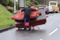 Những màn “tinh nghịch” cùng ghế sofa và cái kết đắng