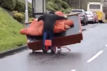 Những màn “tinh nghịch” cùng ghế sofa và cái kết đắng