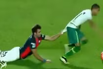 Những pha phạm lỗi hài hước nhất trong bóng đá