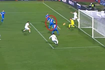 Những pha “ghi bàn” phản lưới nhà hài hước mùa bóng 2016 - 2017