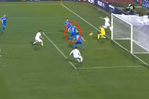 Những pha “ghi bàn” phản lưới nhà hài hước mùa bóng 2016 - 2017