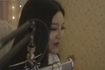 Cô gái kiếm 1.000 USD/ngày chỉ nhờ nói chuyện và hát