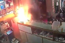 Video: Smartphone phát nổ, cả nhân viên và khách hàng tháo chạy