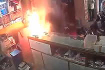 Video: Smartphone phát nổ, cả nhân viên và khách hàng tháo chạy