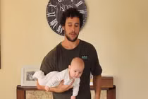 Ông bố có 17 cách bế trẻ siêu hài hước