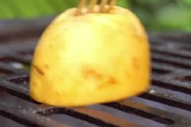 Mẹo đánh bay mọi vết bẩn trên vỉ nướng