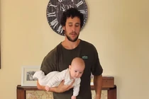 Ông bố có 17 cách bế trẻ siêu hài hước