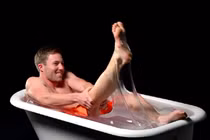 Chàng trai tắm mình trong thủy tinh lỏng và cái kết đắng