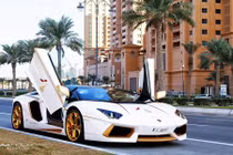 Mê mẩn Lamborghini Aventador Roadster độ vàng thật sang chảnh