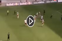 Bàn thắng siêu nhanh từ pha tấn công tổng lực thần tốc