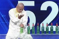 Video: Kinh ngạc người đàn ông tay không đập nát 30 chai bia trong 60 giây