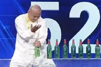 Video: Kinh ngạc người đàn ông tay không đập nát 30 chai bia trong 60 giây