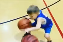 Tài chơi bóng rổ như được lập trình sẵn của bé trai