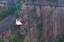 Thót tim xem cô dâu liều mạng tổ chức hôn lễ trên không