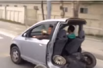 Chiếc ô tô còn một nửa vẫn chạy tốt gây sốt