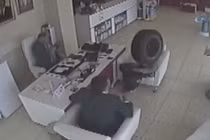 Kỳ cục lốp ô tô từ đường đập trúng người trong nhà