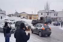 Khiếp đảm cảnh ô tô lao dốc trên đường đóng băng