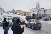 Khiếp đảm cảnh ô tô lao dốc trên đường đóng băng