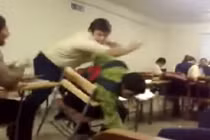 Chơi xấu bạn trong lớp học và cái kết bất ngờ