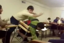 Chơi xấu bạn trong lớp học và cái kết bất ngờ