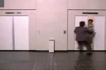 Clip hài hước: Người đàn ông bị thang máy chơi xấu