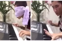 Vừa bịt mắt vừa chơi đàn, trai trẻ Sóc Trăng "đốn tim" dân mạng