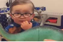 Dân mạng “chao đảo” với cậu bé đeo kính cận siêu dễ thương