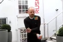 Người đàn ông vừa tung hứng vừa giải 3 khối rubik gây ngỡ ngàng