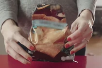 Mẹo đóng túi đồ đang ăn nhanh gọn không cần dây buộc