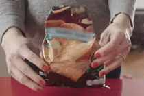 Mẹo đóng túi đồ đang ăn nhanh gọn không cần dây buộc