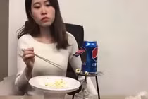 “Thánh nữ công sở” tự chế bỏng ngô tại bàn làm việc