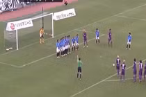 Kiểu đá phạt "một đoàn tàu" lạ mắt chưa từng thấy