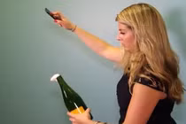Mở nắp champagne bằng iPhone trong nháy mắt