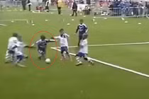 Xem cầu thủ nhí chơi bóng không kém dân nhà nghề