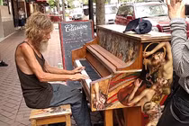 Ông lão vô gia cư chơi piano mê đắm lòng người