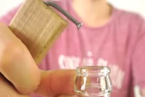 Mẹo mở nắp chai nhanh bằng đinh trong nháy mắt